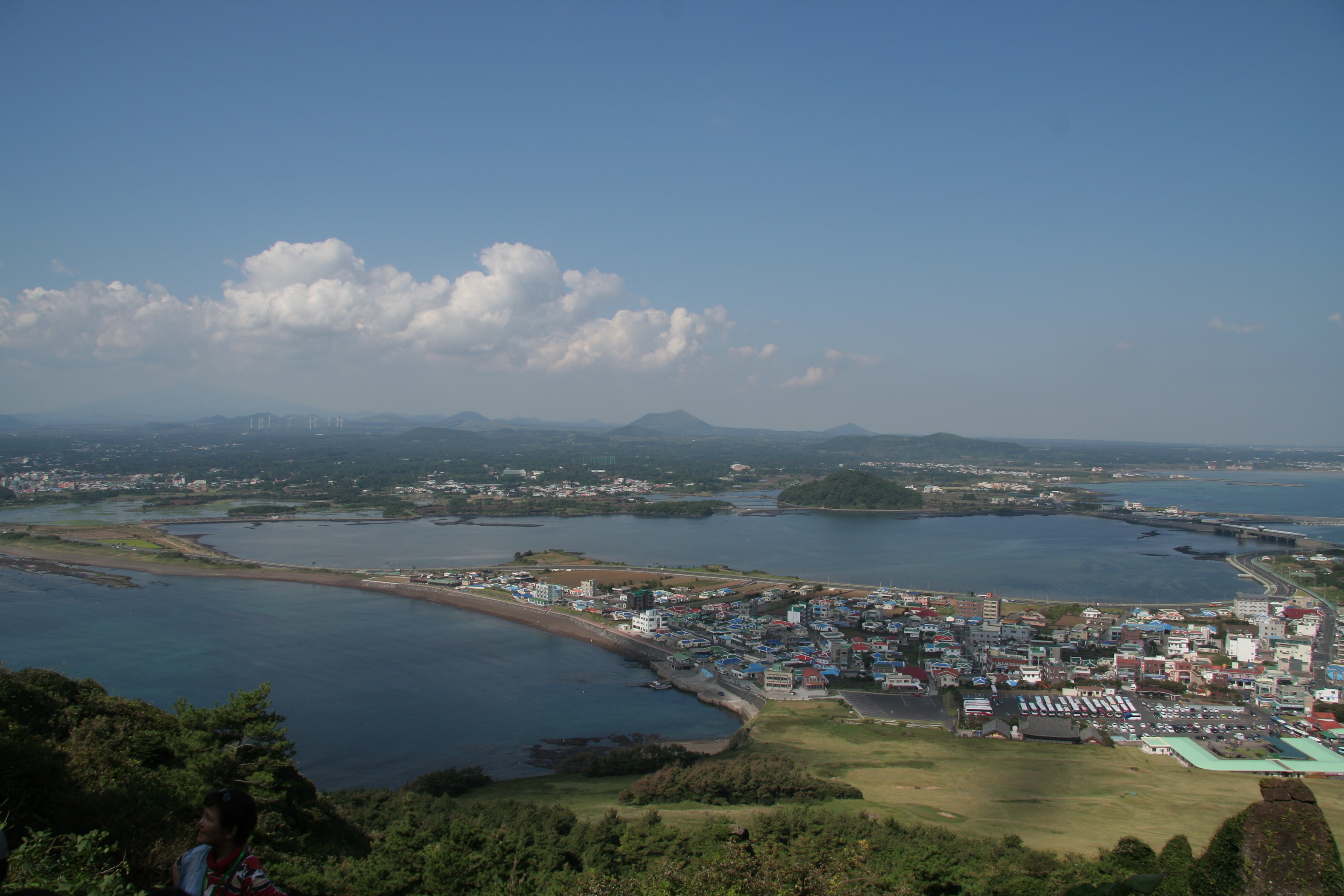 성산읍 방향에서 바라본 성산일출봉과 해안 마을, 바다의 넓은 파노라마 풍경